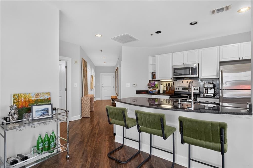 2 bedroom, 2 bathroom, 1,333 sq ft condominium for sale at 325 E Paces Ferry Road 1702, Atlanta, GA 30305 — photo 8