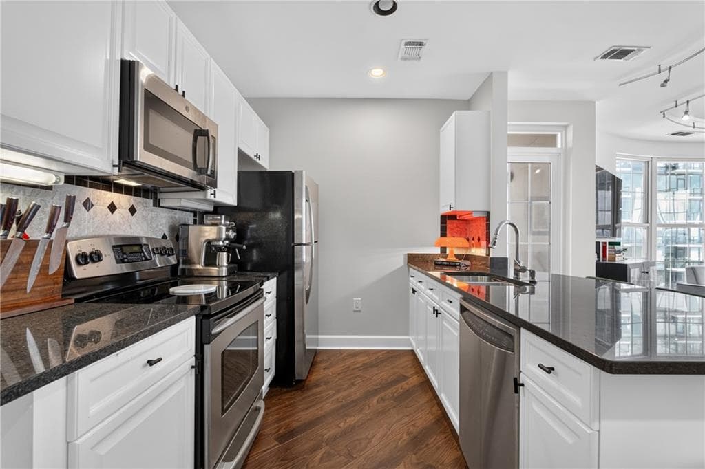2 bedroom, 2 bathroom, 1,333 sq ft condominium for sale at 325 E Paces Ferry Road 1702, Atlanta, GA 30305 — photo 10