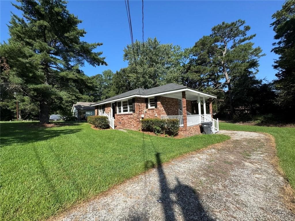 2 bedroom, 1 bathroom, 951 sq ft single family residence for sale at 246 Bruce Street, Loganville, GA 30052 — photo 3