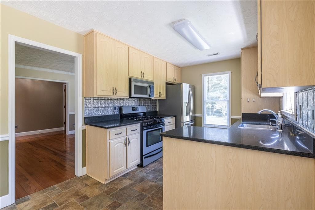 3 bedroom, 2 bathroom, 1,857 sq ft single family residence for sale at 215 Valley Brook Trail, Jonesboro, GA 30238 — photo 7