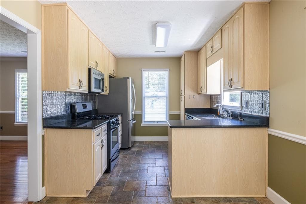 3 bedroom, 2 bathroom, 1,857 sq ft single family residence for sale at 215 Valley Brook Trail, Jonesboro, GA 30238 — photo 8