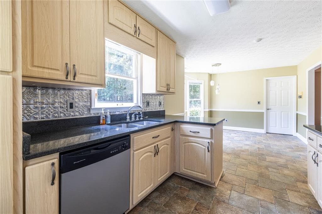 3 bedroom, 2 bathroom, 1,857 sq ft single family residence for sale at 215 Valley Brook Trail, Jonesboro, GA 30238 — photo 9