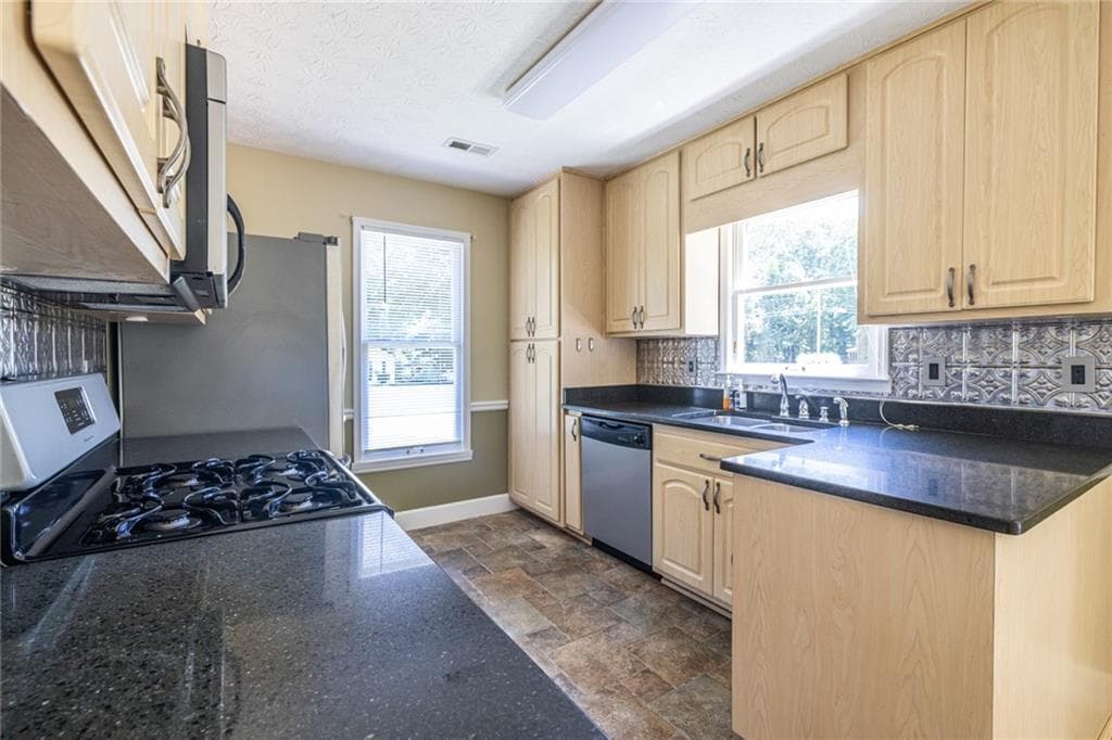 3 bedroom, 2 bathroom, 1,857 sq ft single family residence for sale at 215 Valley Brook Trail, Jonesboro, GA 30238 — photo 10