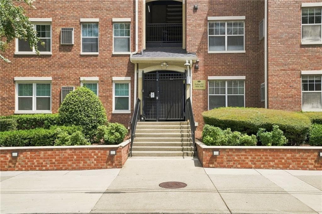 2 bedroom, 1 bathroom, 1,094 sq ft condominium for sale at 800 Peachtree Street 1010, Atlanta, GA 30308 — photo 2