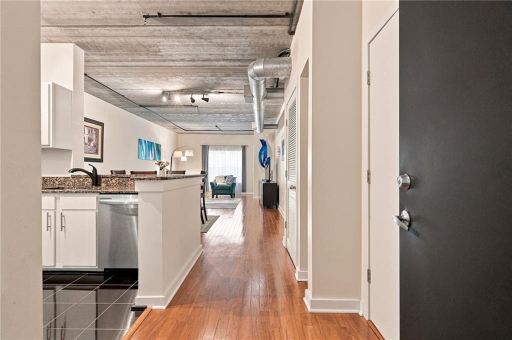2 bedroom, 1 bathroom, 1,094 sq ft condominium for sale at 800 Peachtree Street 1010, Atlanta, GA 30308 — photo 4