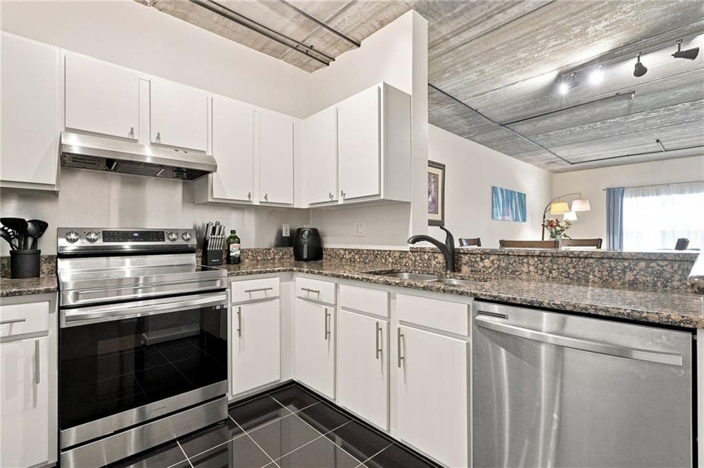 2 bedroom, 1 bathroom, 1,094 sq ft condominium for sale at 800 Peachtree Street 1010, Atlanta, GA 30308 — photo 6