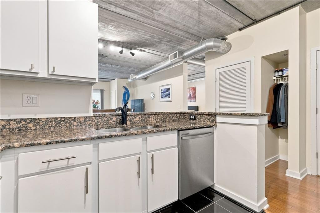 2 bedroom, 1 bathroom, 1,094 sq ft condominium for sale at 800 Peachtree Street 1010, Atlanta, GA 30308 — photo 7