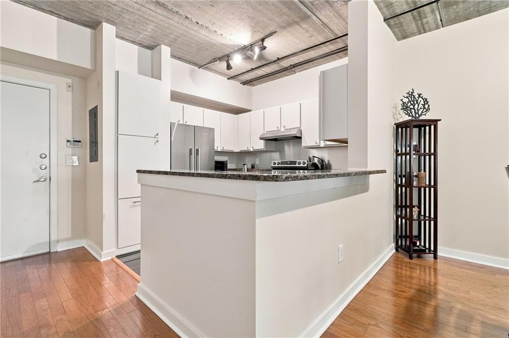 2 bedroom, 1 bathroom, 1,094 sq ft condominium for sale at 800 Peachtree Street 1010, Atlanta, GA 30308 — photo 9