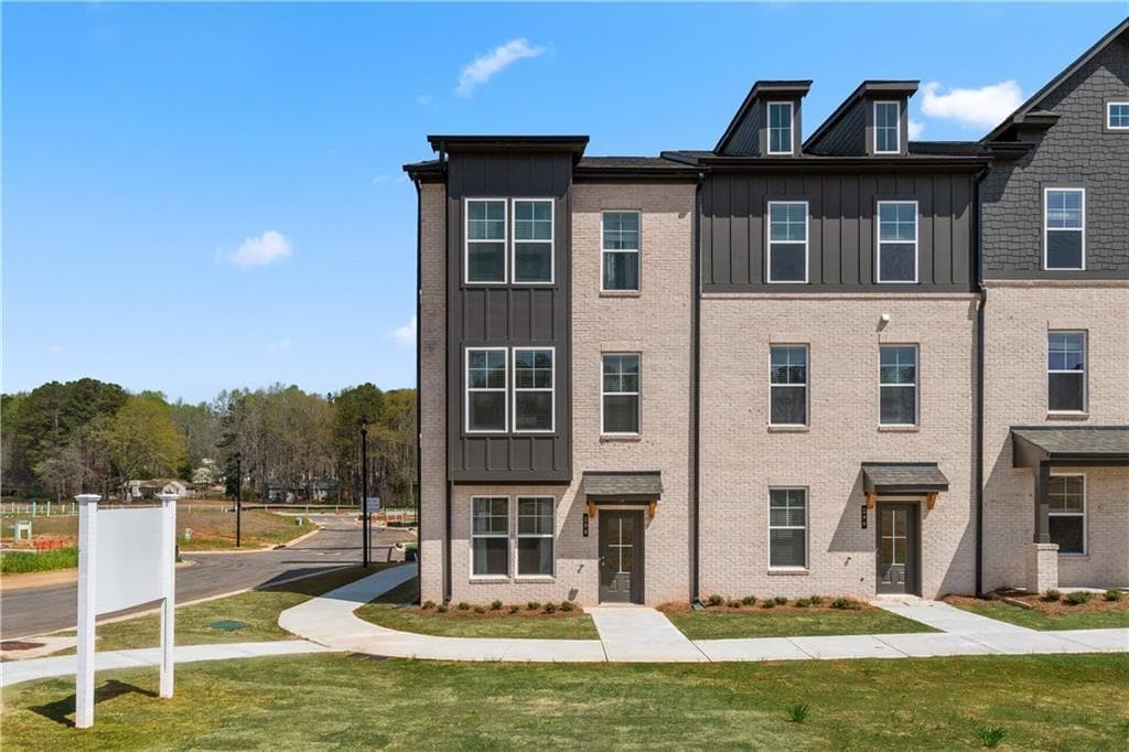 2 bedroom, 4 bathroom, 1,923 sq ft townhouse for sale at 2802 Daybreak Lane, Newnan, GA 30265 — photo 2