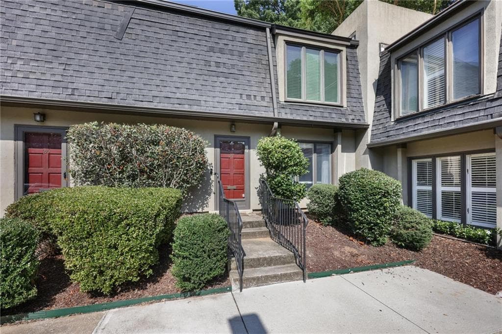 2 bedroom, 3 bathroom, 1,588 sq ft condominium for sale at 27 Ivy Ridge, Atlanta, GA 30342