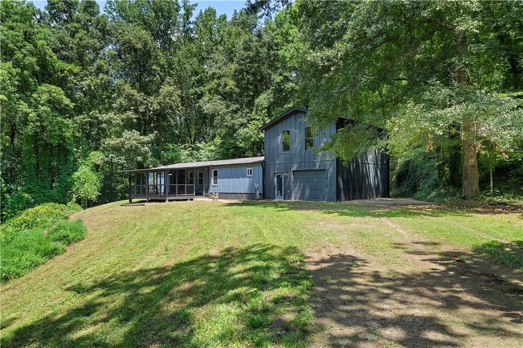 4 bedroom, 3 bathroom, 2,352 sq ft single family residence under contract at 5186 W Holiday Court, Acworth, GA 30102 — photo 2