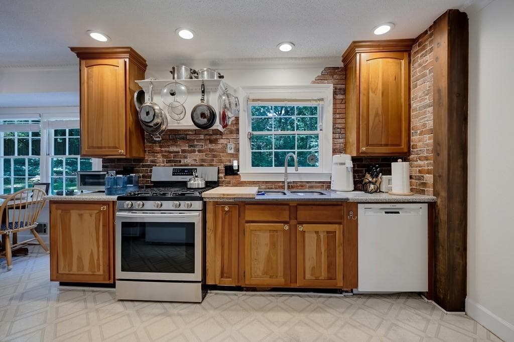 4 bedroom, 3 bathroom, 2,429 sq ft single family residence under contract at 940 Hunterhill Drive, Roswell, GA 30075 — photo 9
