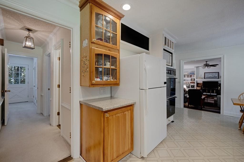 4 bedroom, 3 bathroom, 2,429 sq ft single family residence under contract at 940 Hunterhill Drive, Roswell, GA 30075 — photo 10