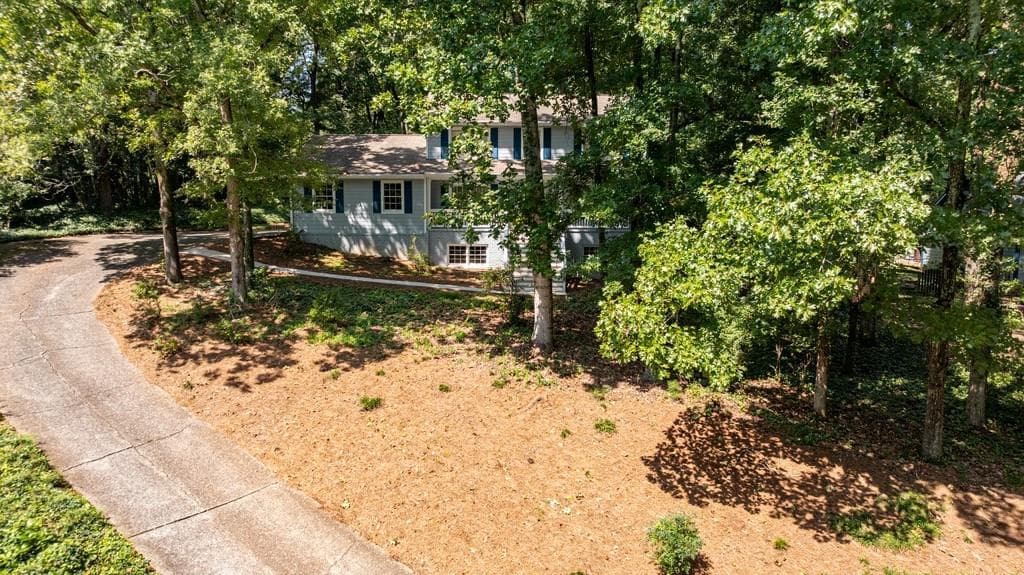 4 bedroom, 3 bathroom, 2,429 sq ft single family residence under contract at 940 Hunterhill Drive, Roswell, GA 30075 — photo 3