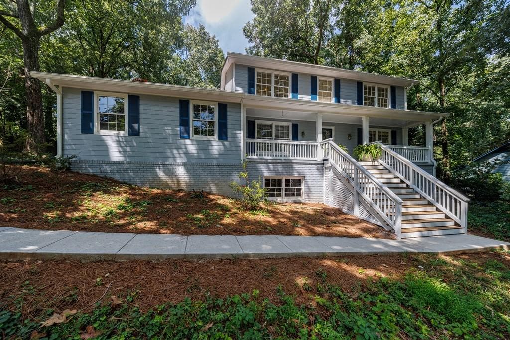 4 bedroom, 3 bathroom, 2,429 sq ft single family residence under contract at 940 Hunterhill Drive, Roswell, GA 30075 — photo 2