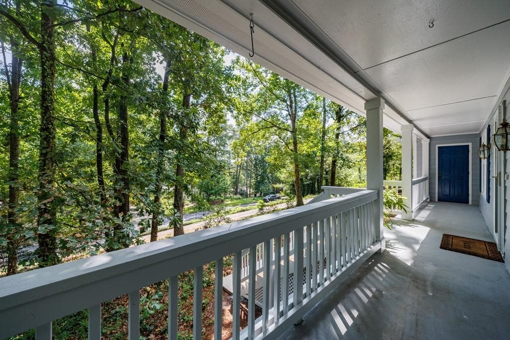 4 bedroom, 3 bathroom, 2,429 sq ft single family residence under contract at 940 Hunterhill Drive, Roswell, GA 30075 — photo 4