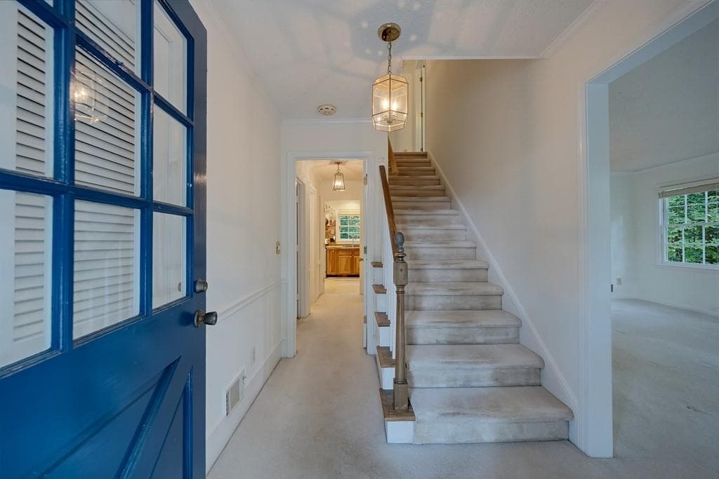 4 bedroom, 3 bathroom, 2,429 sq ft single family residence under contract at 940 Hunterhill Drive, Roswell, GA 30075 — photo 5