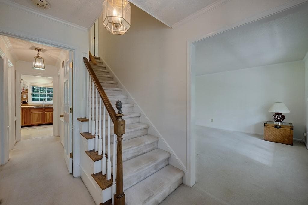 4 bedroom, 3 bathroom, 2,429 sq ft single family residence under contract at 940 Hunterhill Drive, Roswell, GA 30075 — photo 6