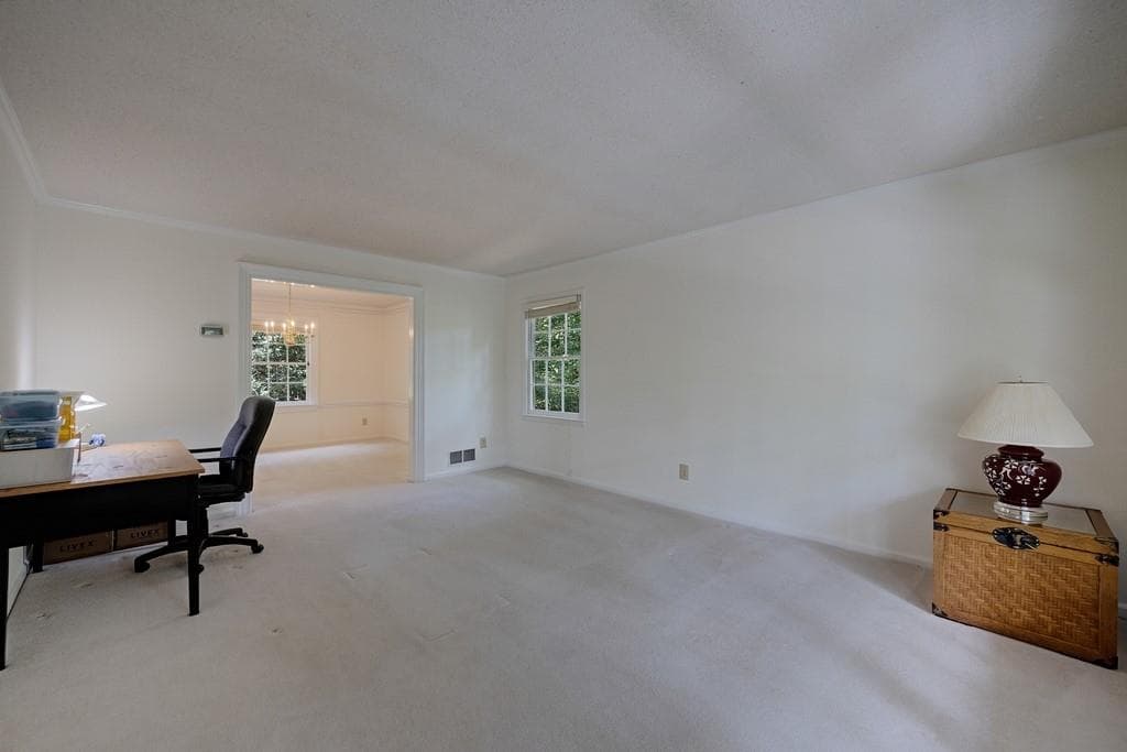 4 bedroom, 3 bathroom, 2,429 sq ft single family residence under contract at 940 Hunterhill Drive, Roswell, GA 30075 — photo 7