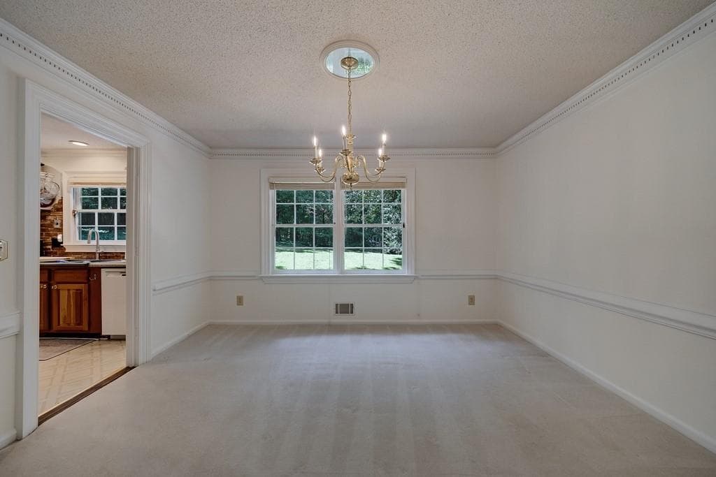 4 bedroom, 3 bathroom, 2,429 sq ft single family residence under contract at 940 Hunterhill Drive, Roswell, GA 30075 — photo 8
