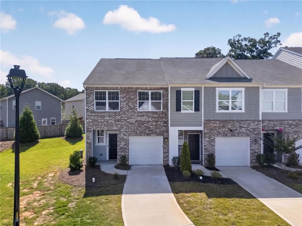 3 bedroom, 3 bathroom, 1,572 sq ft townhouse for sale at 579 Magnolia Circle, Palmetto, GA 30268 — photo 2