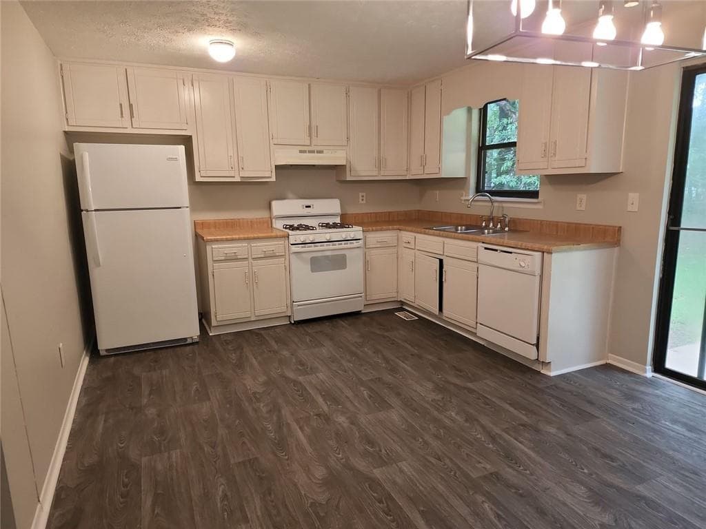 3 bedroom, 2 bathroom, 1,776 sq ft single family residence for rent at 6400 Pleasant Drive, Winston, GA 30187 for $1,450 a month — photo 6