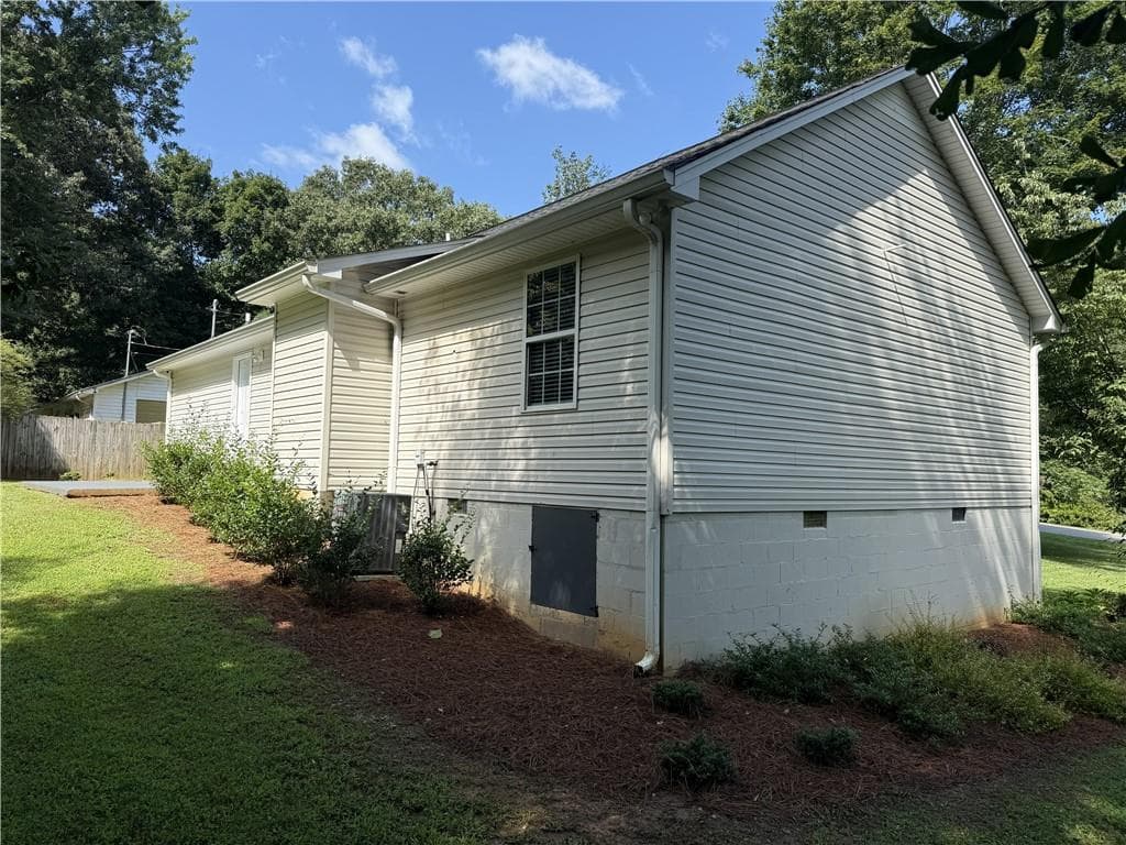 3 bedroom, 2 bathroom, 1,130 sq ft single family residence under contract at 4411 Whitmire Circle, Gainesville, GA 30506 — photo 5