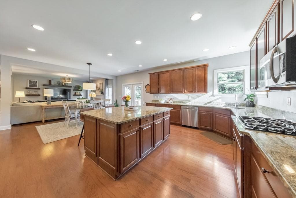 5 bedroom, 5 bathroom, 5,775 sq ft single family residence for sale at 3755 Guildhall Trail, Marietta, GA 30066 — photo 3