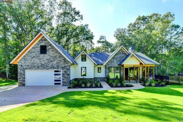 5 bedroom, 5 bathroom, 6,000 sq ft single family residence for sale at 3933 Skyline Drive, Gainesville, GA 30501 — photo 2