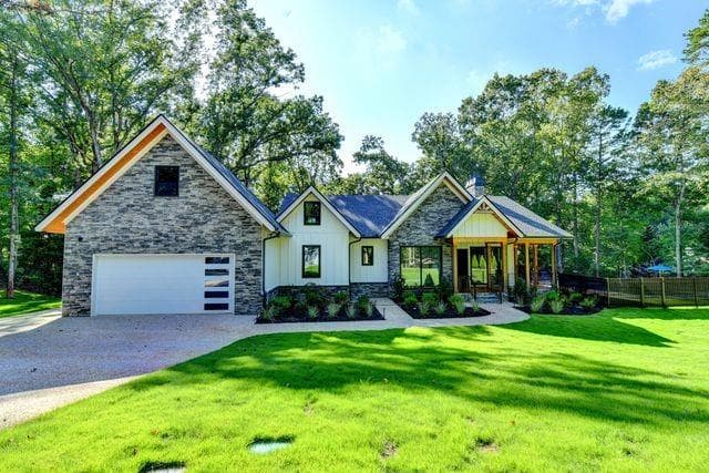 5 bedroom, 5 bathroom, 6,000 sq ft single family residence for sale at 3933 Skyline Drive, Gainesville, GA 30501 — photo 3