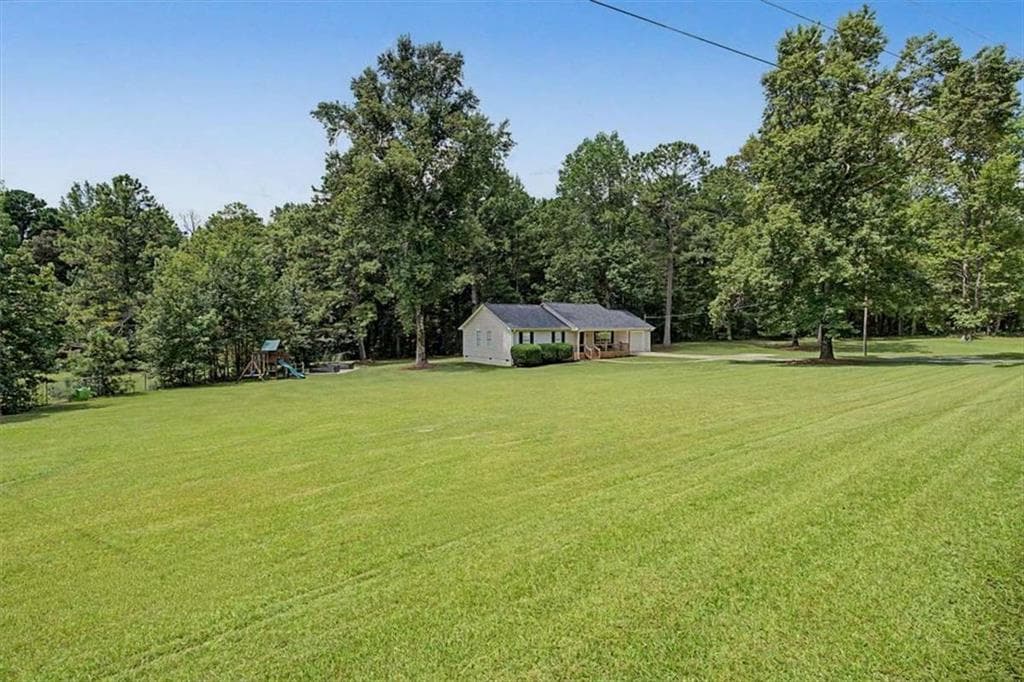 3 bedroom, 2 bathroom, 1,288 sq ft single family residence under contract at 110 Mooyn Road, Carrollton, GA 30116 — photo 3