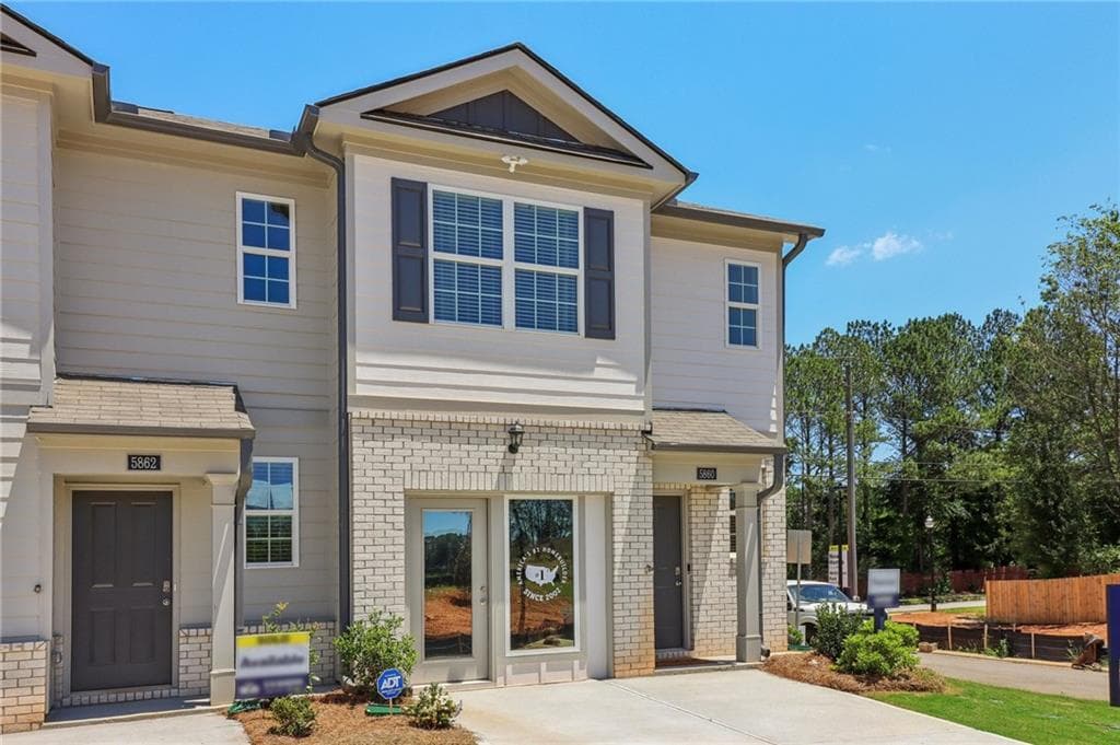 3 bedroom, 3 bathroom, 1,418 sq ft townhouse for sale at 518 Woodcreek Circle 11, Atlanta, GA 30331 — photo 2
