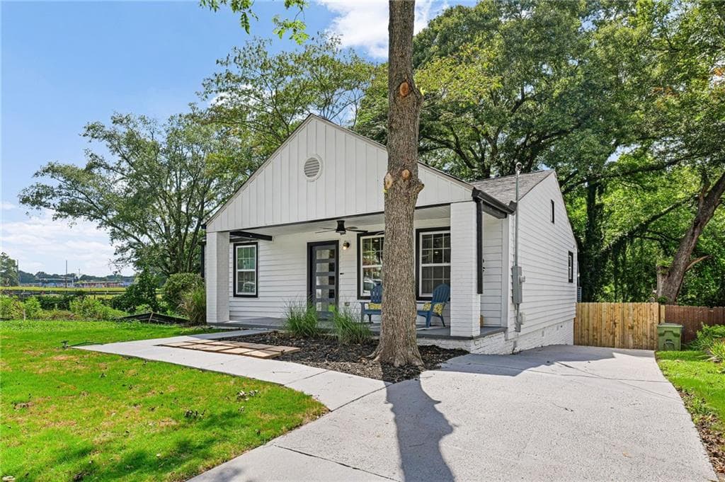 3 bedroom, 2 bathroom, 1,536 sq ft single family residence under contract at 1379 Gault Street, Atlanta, GA 30315 — photo 3
