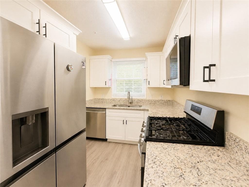 2 bedroom, 3 bathroom, 1,176 sq ft townhouse for sale at 2244 Wellington Circle, Lithonia, GA 30058 — photo 2