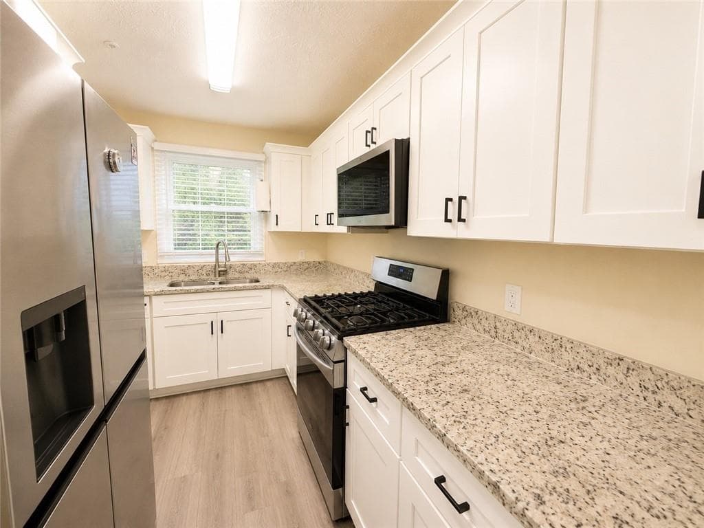2 bedroom, 3 bathroom, 1,176 sq ft townhouse for sale at 2244 Wellington Circle, Lithonia, GA 30058 — photo 3