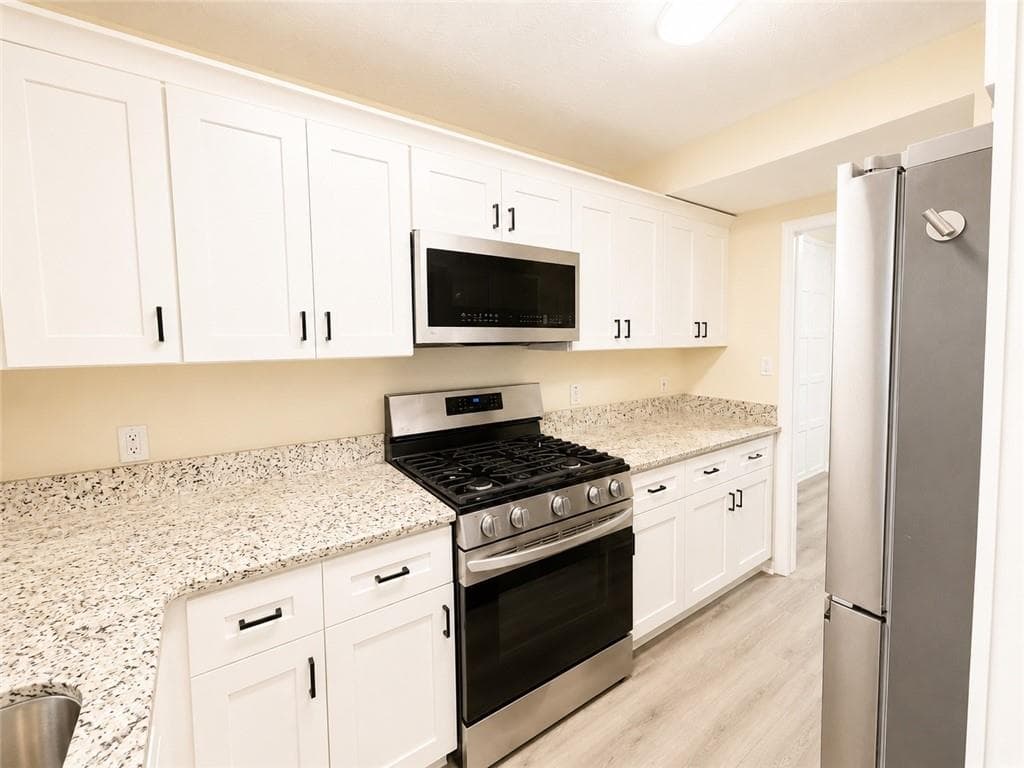 2 bedroom, 3 bathroom, 1,176 sq ft townhouse for sale at 2244 Wellington Circle, Lithonia, GA 30058 — photo 4