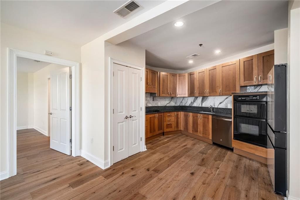 2 bedroom, 2 bathroom, 1,328 sq ft condominium for sale at 2881 Peachtree Road 802, Atlanta, GA 30305 — photo 6
