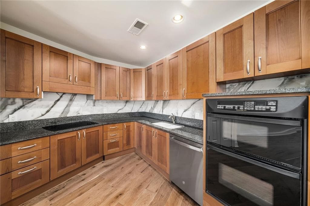 2 bedroom, 2 bathroom, 1,328 sq ft condominium for sale at 2881 Peachtree Road 802, Atlanta, GA 30305 — photo 7