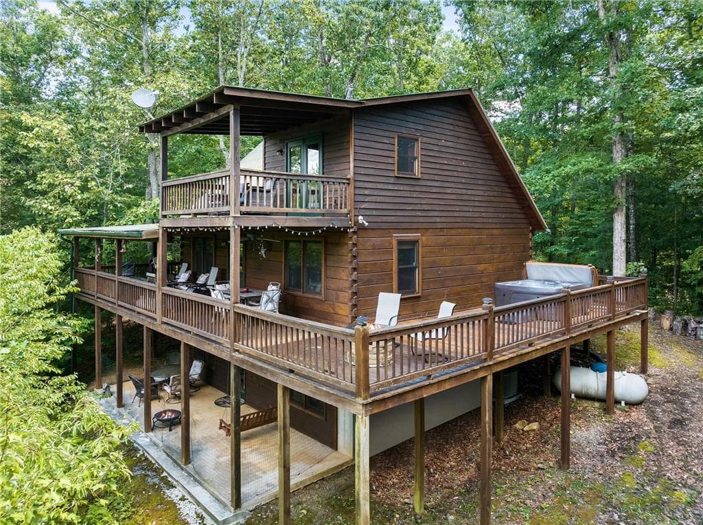 3 bedroom, 3 bathroom, 2,076 sq ft single family residence for sale at 220 Lakota Lane, Mineral Bluff, GA 30559