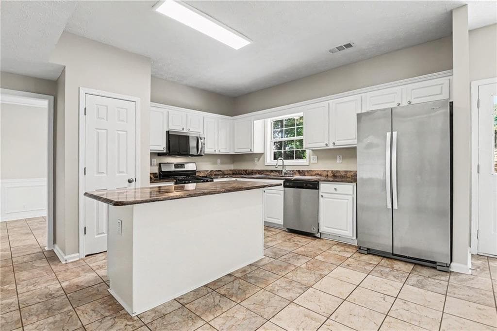 4 bedroom, 3 bathroom, 2,693 sq ft single family residence under contract at 305 Saddle Bridge Drive, Alpharetta, GA 30022 — photo 10