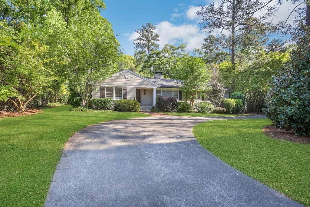 4 bedroom, 4 bathroom, 2,445 sq ft single family residence for rent at 611 Peachtree Battle Avenue, Atlanta, GA 30327 for $5,250 a month — photo 1 of 33