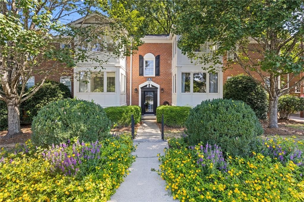 2 bedroom, 1 bathroom, 1,077 sq ft condominium for sale at 115 Peachtree Memorial Drive A3, Atlanta, GA 30309 — photo 1 of 33