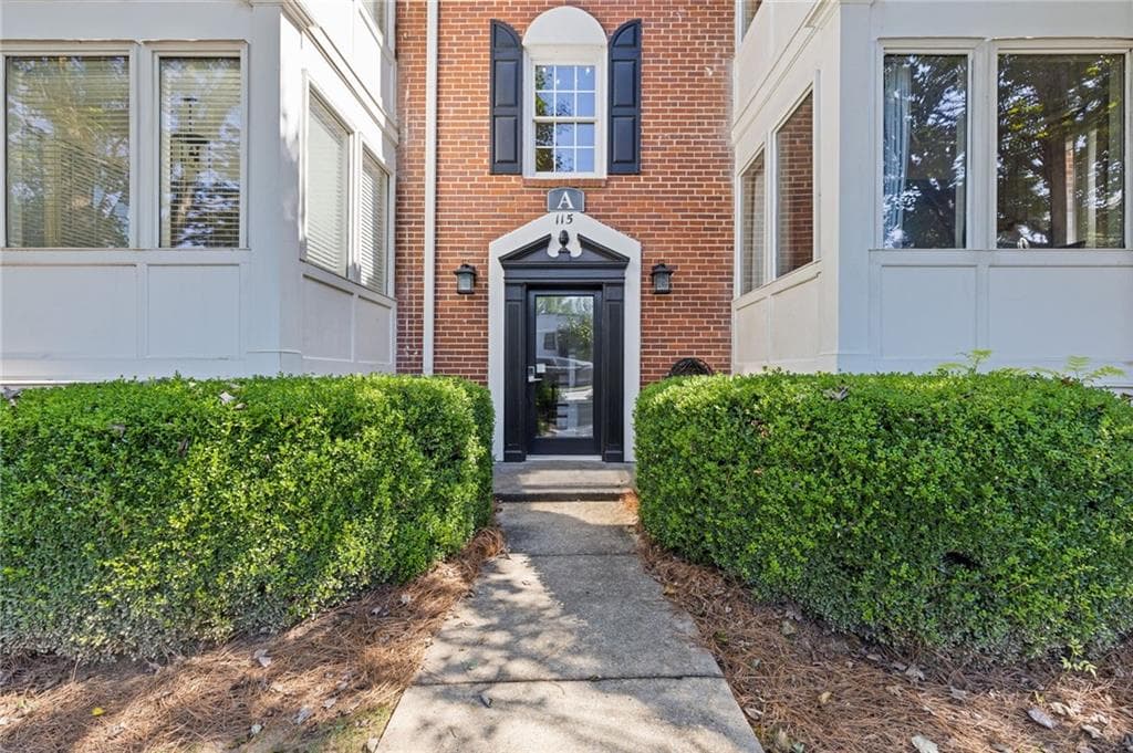 2 bedroom, 1 bathroom, 1,077 sq ft condominium for sale at 115 Peachtree Memorial Drive A3, Atlanta, GA 30309 — photo 2