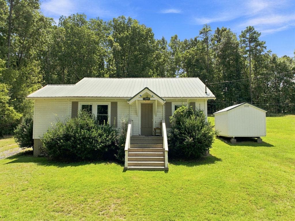 2 bedroom, 1 bathroom, 1,086 sq ft single family residence under contract at 244 Pleasant Valley Road, Silver Creek, GA 30173