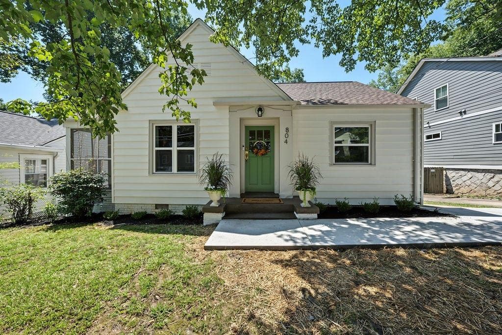 2 bedroom, 1 bathroom, 936 sq ft single family residence for sale at 804 Berkeley Avenue, Atlanta, GA 30318 — photo 2