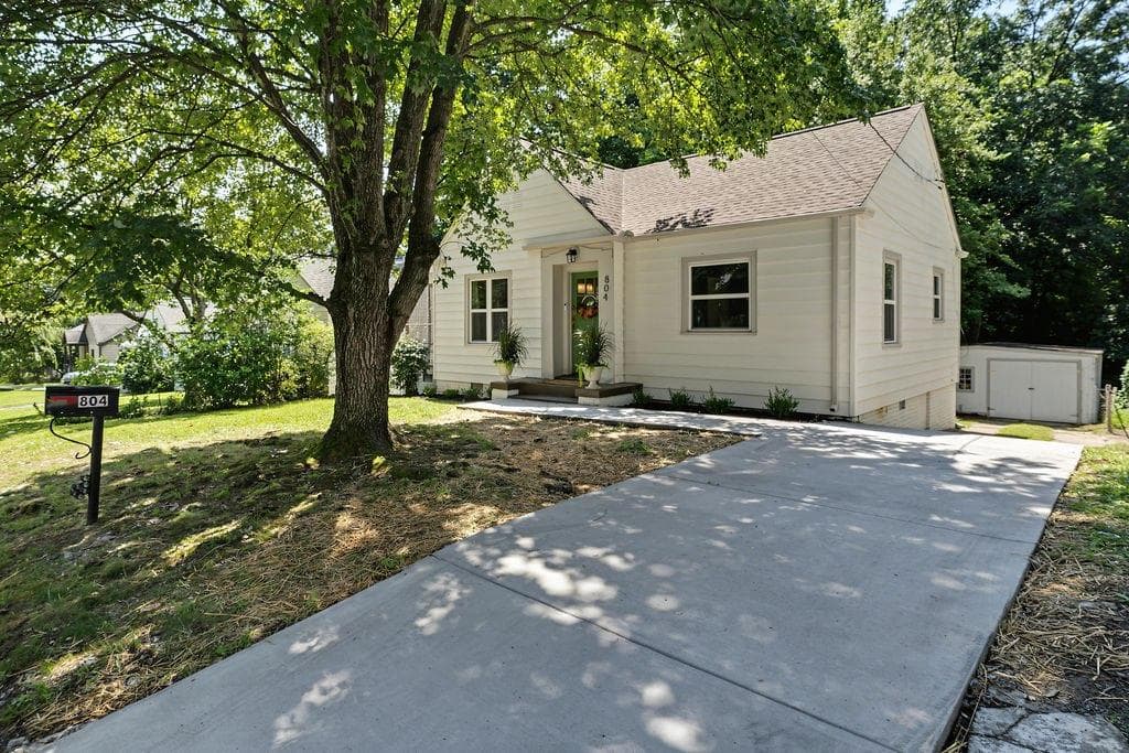 2 bedroom, 1 bathroom, 936 sq ft single family residence for sale at 804 Berkeley Avenue, Atlanta, GA 30318