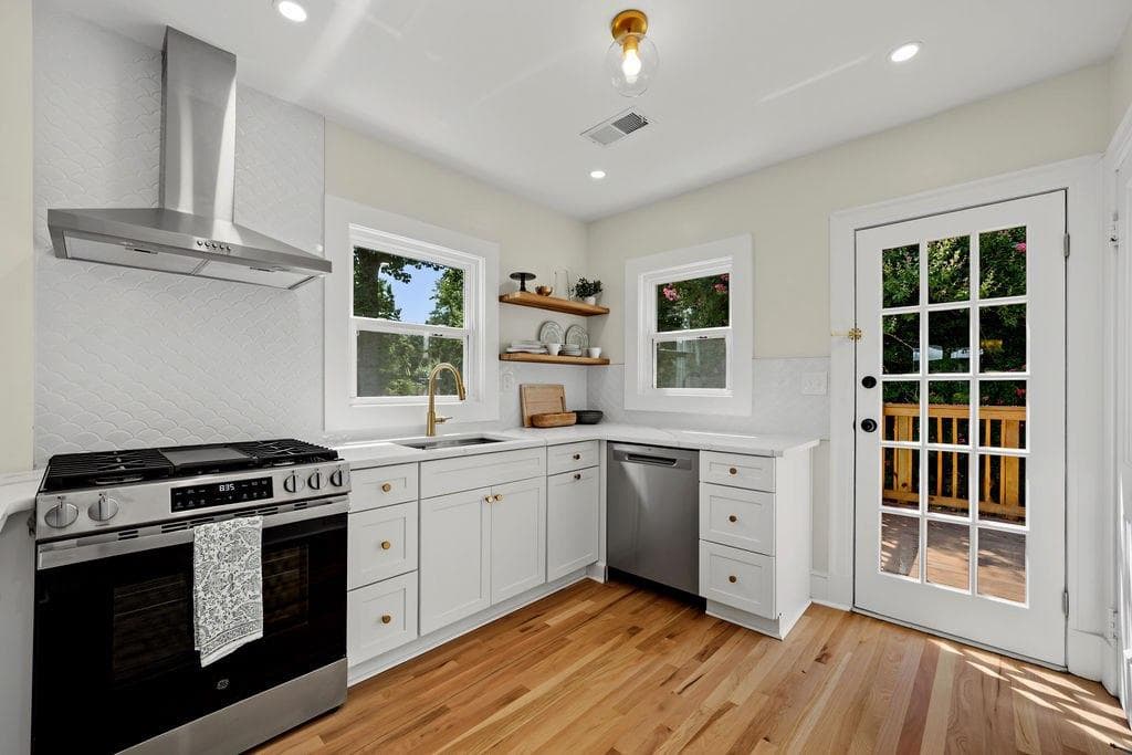 2 bedroom, 1 bathroom, 936 sq ft single family residence for sale at 804 Berkeley Avenue, Atlanta, GA 30318 — photo 5