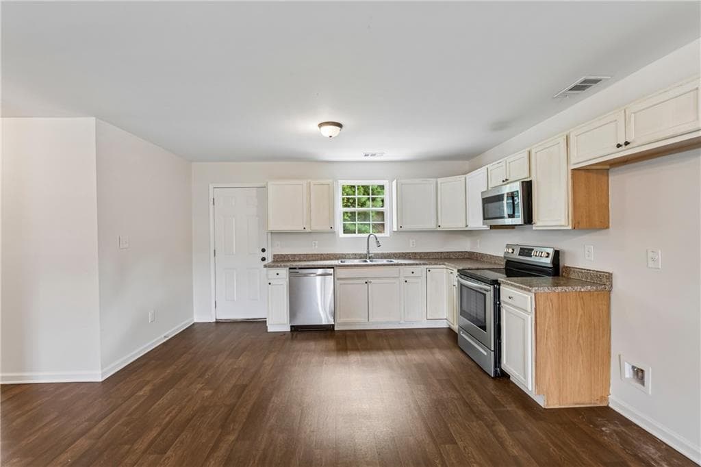 4 bedroom, 2 bathroom, 1,693 sq ft single family residence for sale at 2112 Rosemary Way, Gainesville, GA 30507 — photo 2