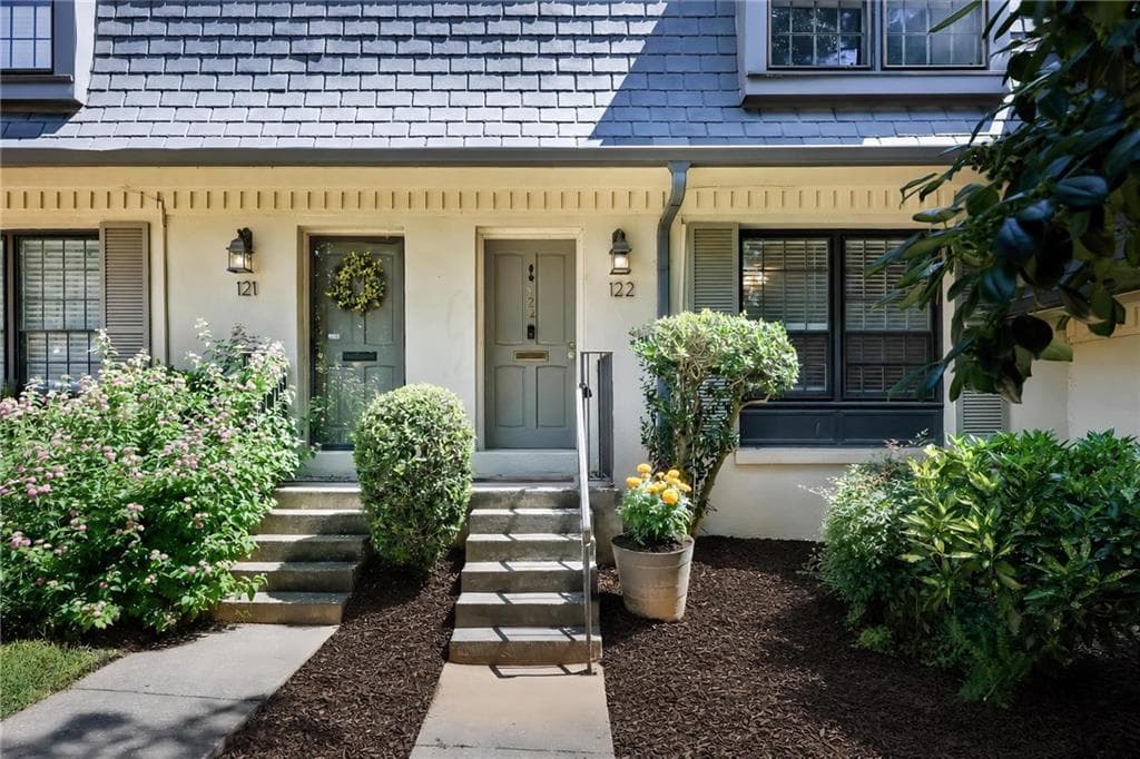 2 bedroom, 2 bathroom, 1,100 sq ft townhouse for sale at 122 Woodmere Square, Atlanta, GA 30327 — photo 2