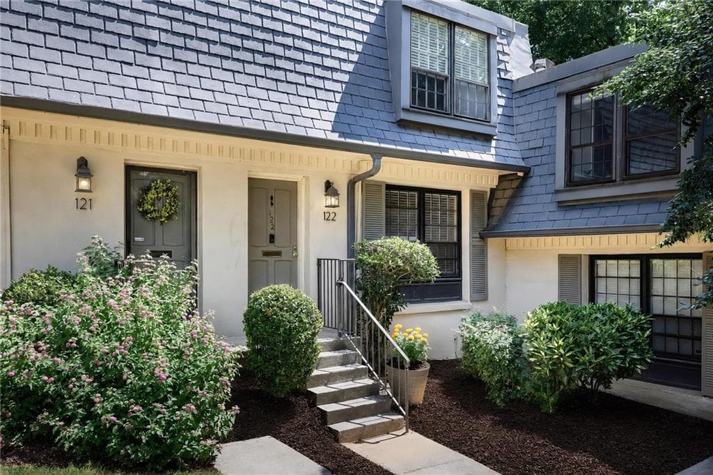 2 bedroom, 2 bathroom, 1,100 sq ft townhouse for sale at 122 Woodmere Square, Atlanta, GA 30327